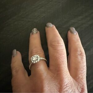 Stunning 14 KW white gold Diamond Women's Engagement Ring